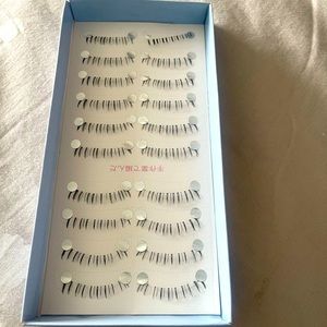 Bottom lashes with 1 pair of eye enhancing lashes.